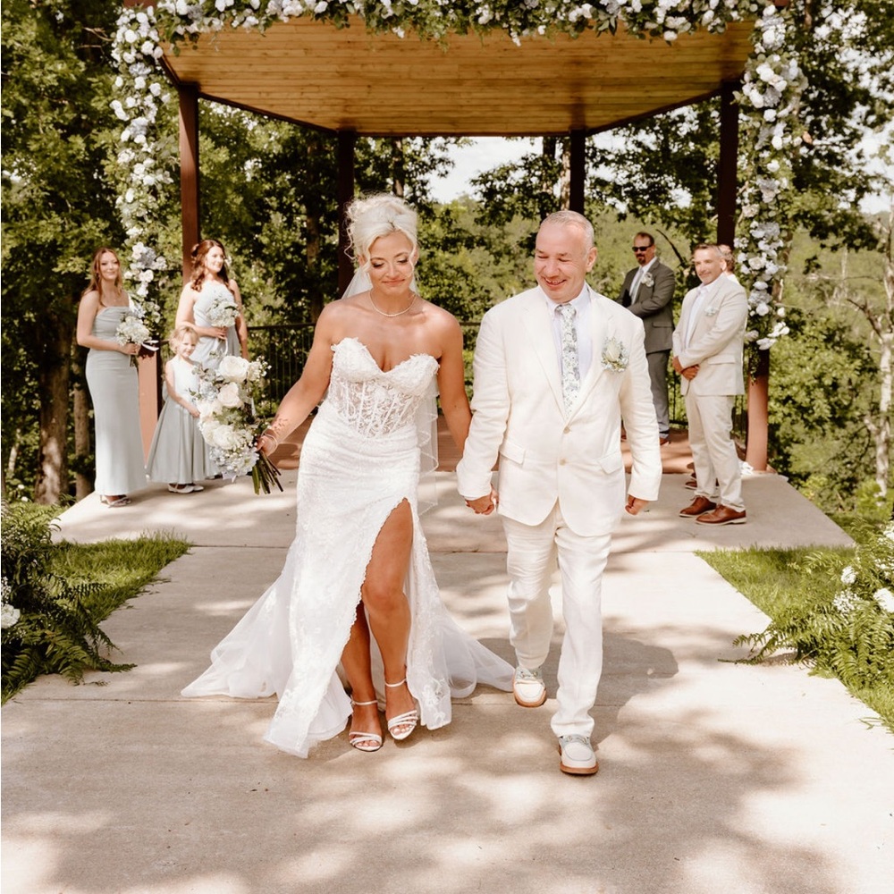 Elegant White Lace Wedding Dress - Picture 5 of 5